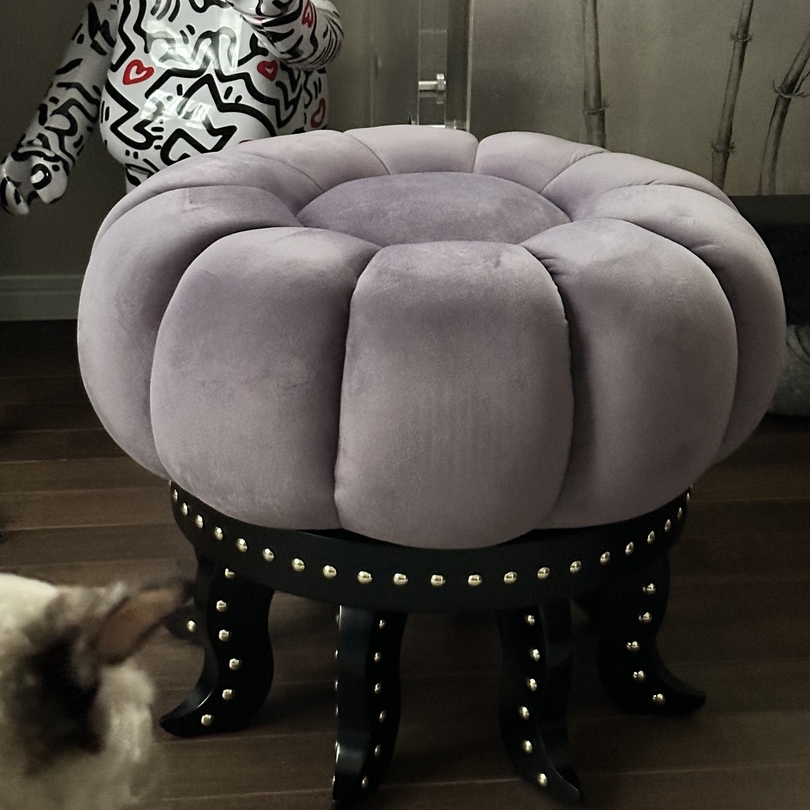 リトル・マーメイド』に登場する海の魔女「アースラ」が鏡の前で使用し