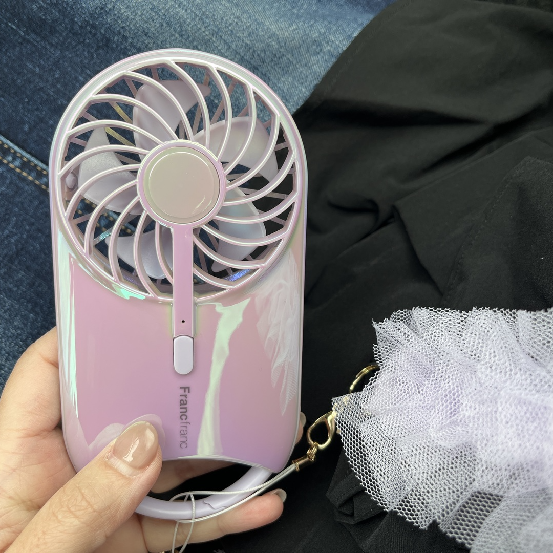 フランフラン扇風機キーホルダー付き 軽くて持ち運びやすい、バッグなどに取り付け可能なカラナビ付きの