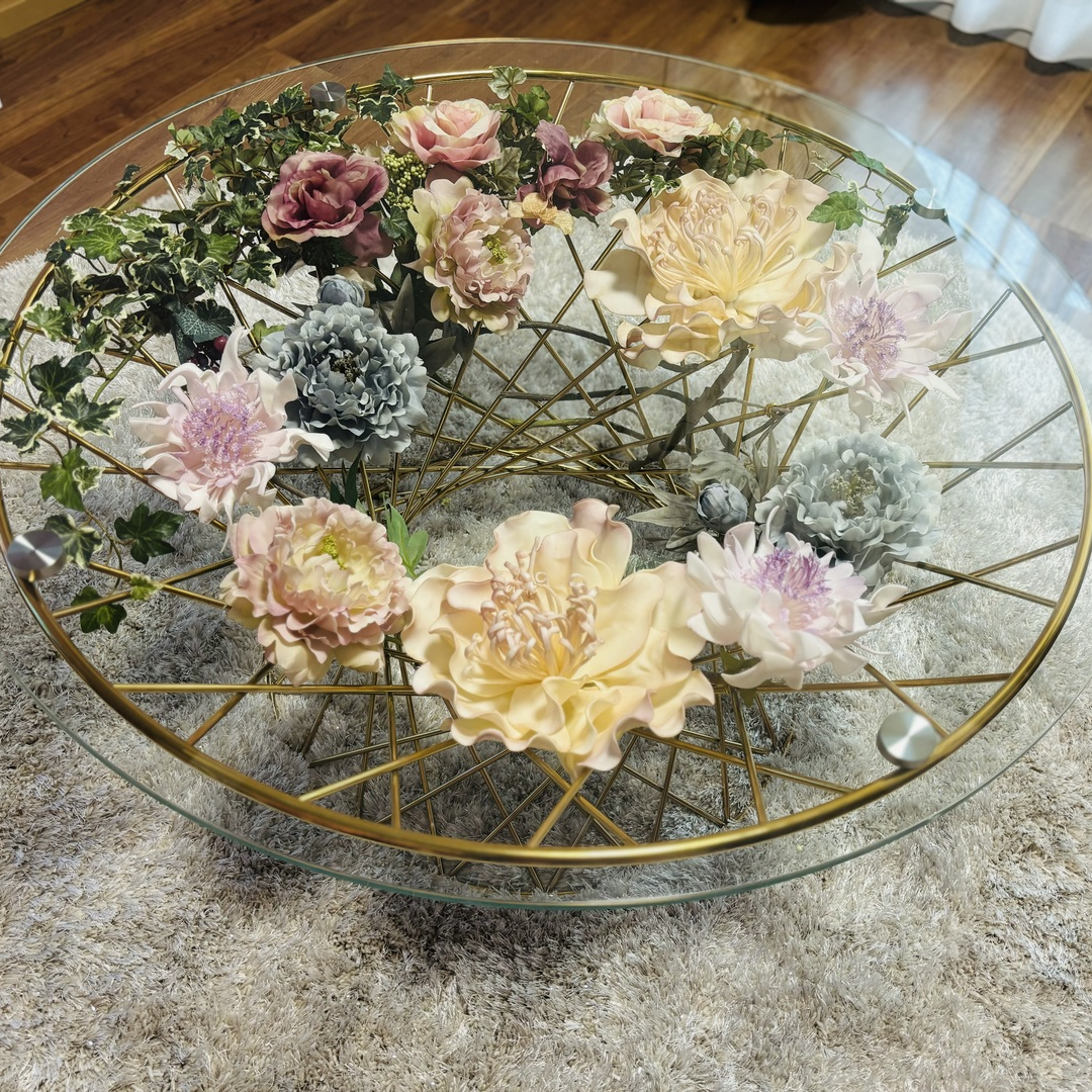 アートフラワーでアレンジしたテーブルで日々を豊かに彩る花のある