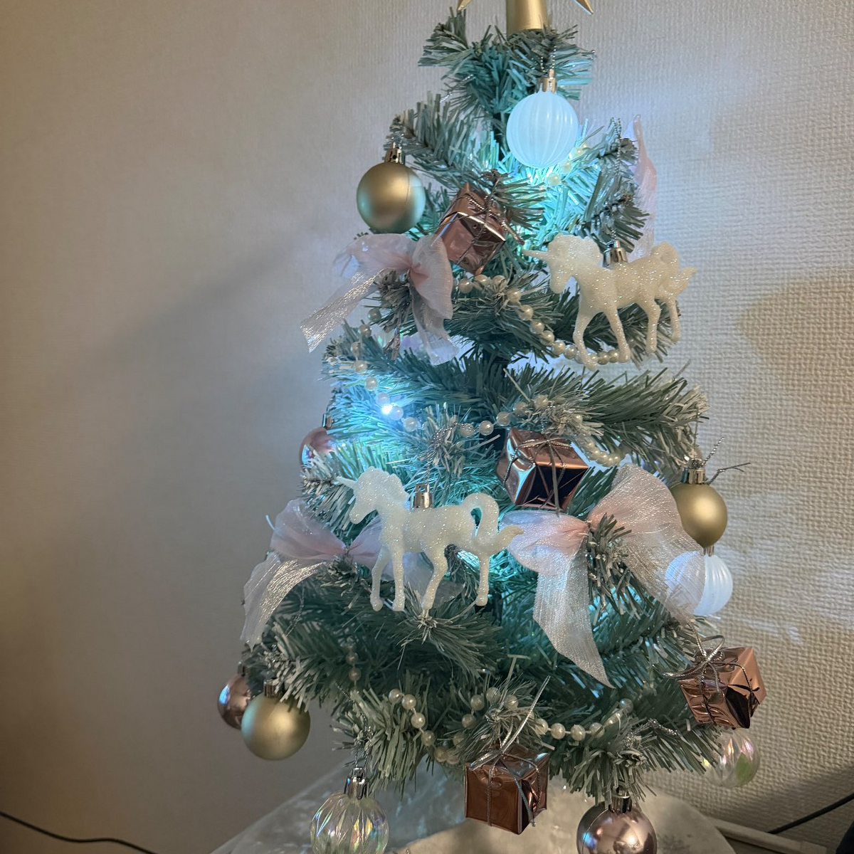 一人暮らしの部屋にも飾りやすい、必要なものが全部揃ったクリスマス