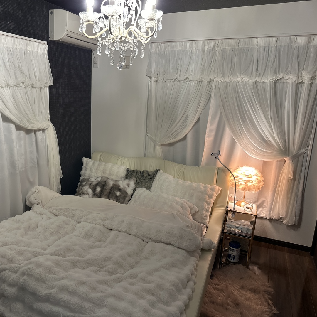 窓辺をスイートな印象に彩る、バルーン仕様にチュールレースを重ね