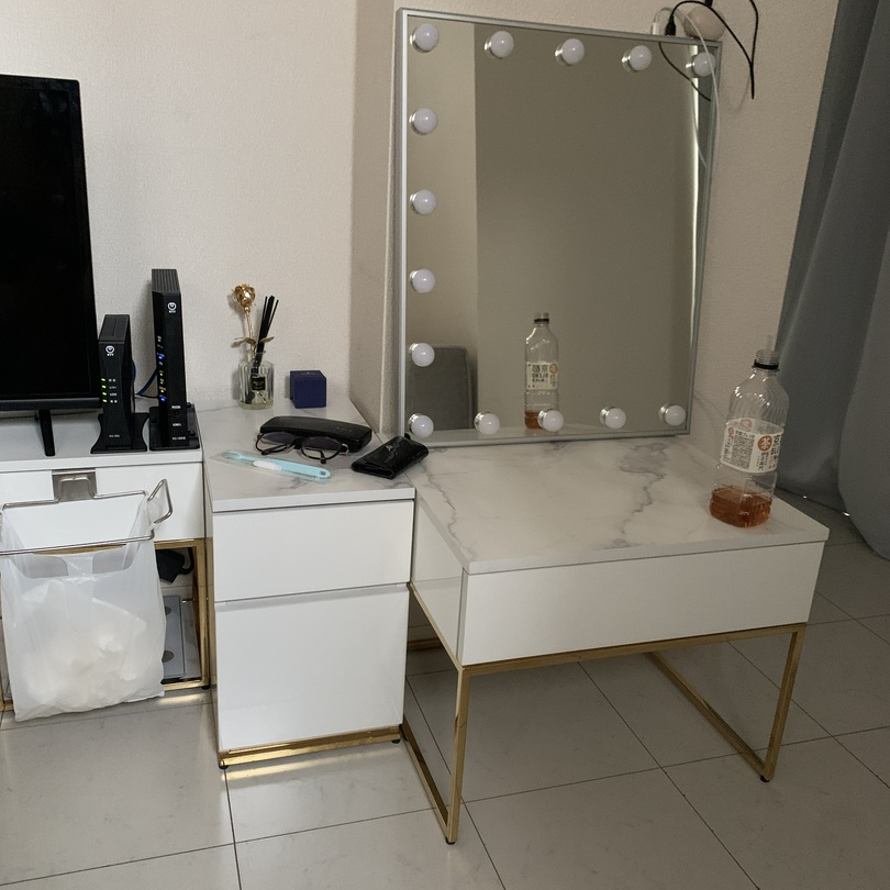 一人暮らしのお部屋にぴったり。収納豊富なドレッサーテーブル 一人暮らしのお部屋にぴったり。収納豊富なドレッサーテーブル