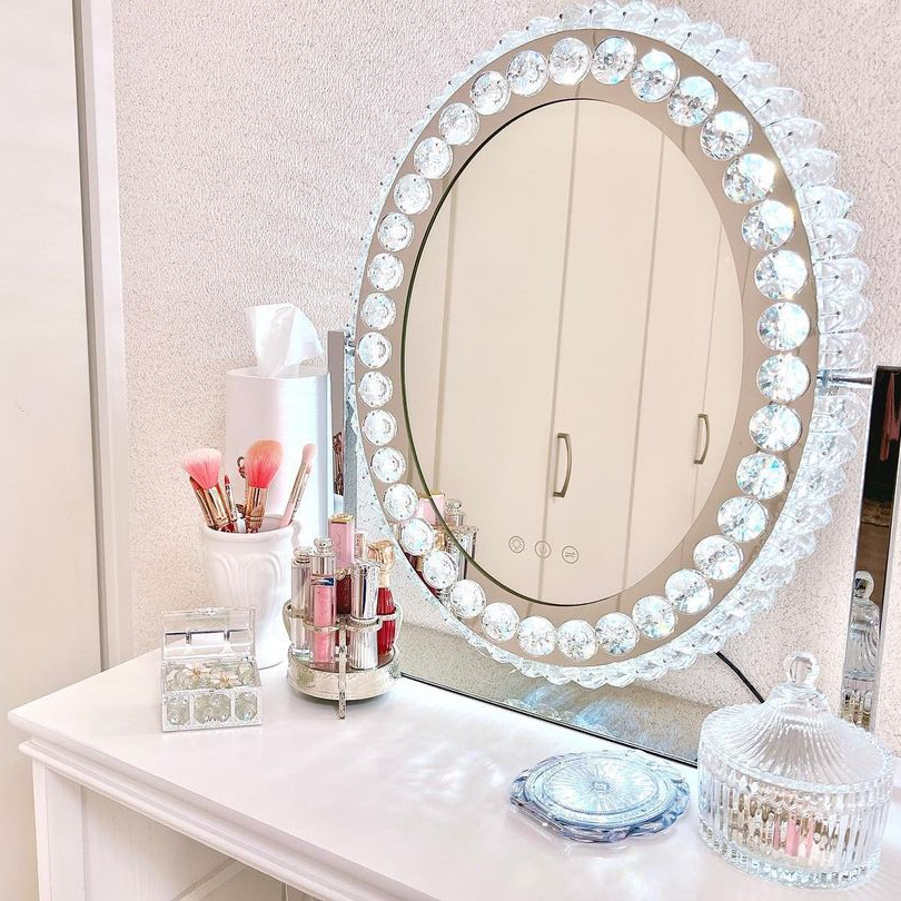 毎日のメイク時間が楽しくなる、きらきら輝くビジューが可愛い