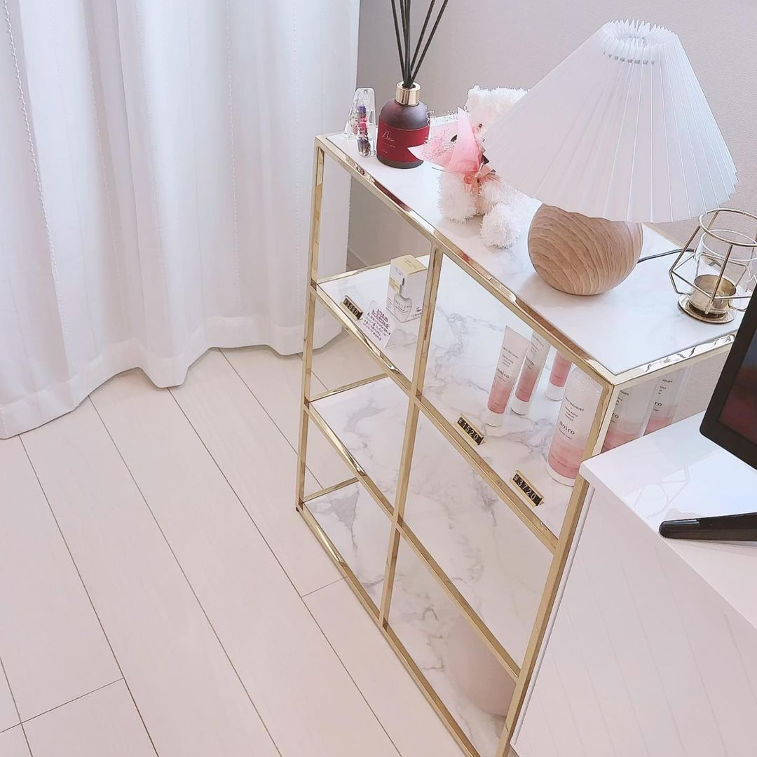 ゴールドフレームに大理石柄のシートをあしらった高級感のあるシェルフ ゴールドフレームに大理石柄のシートをあしらった高級感のあるシェルフ
