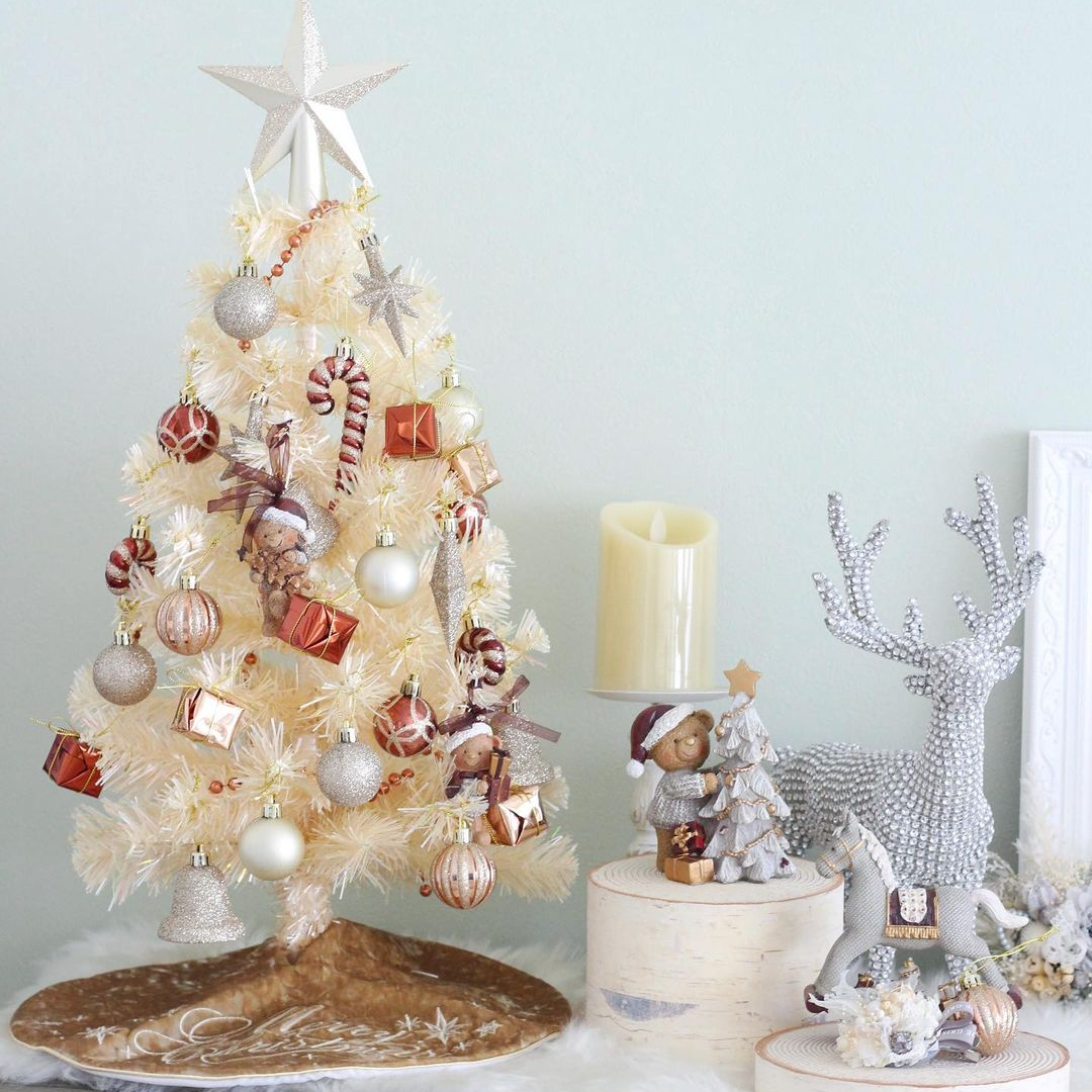 大人っぽいオーナメントをたっぷり揃えたゴールドのクリスマスツリー 大人っぽいオーナメントをたっぷり揃えたゴールドのクリスマスツリー
