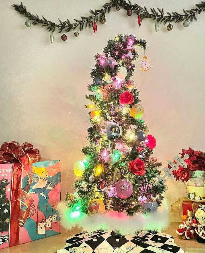 『ふしぎの国のアリス』の世界観を詰め込んだクリスマスツリー 