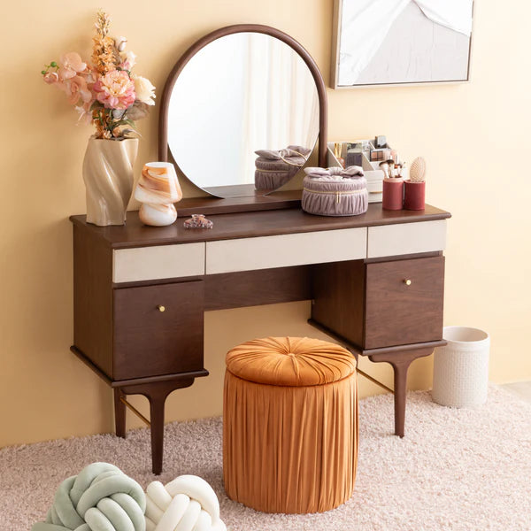 動画】メイクも仕事も心地よく。秋色で楽しむドレッサー周り