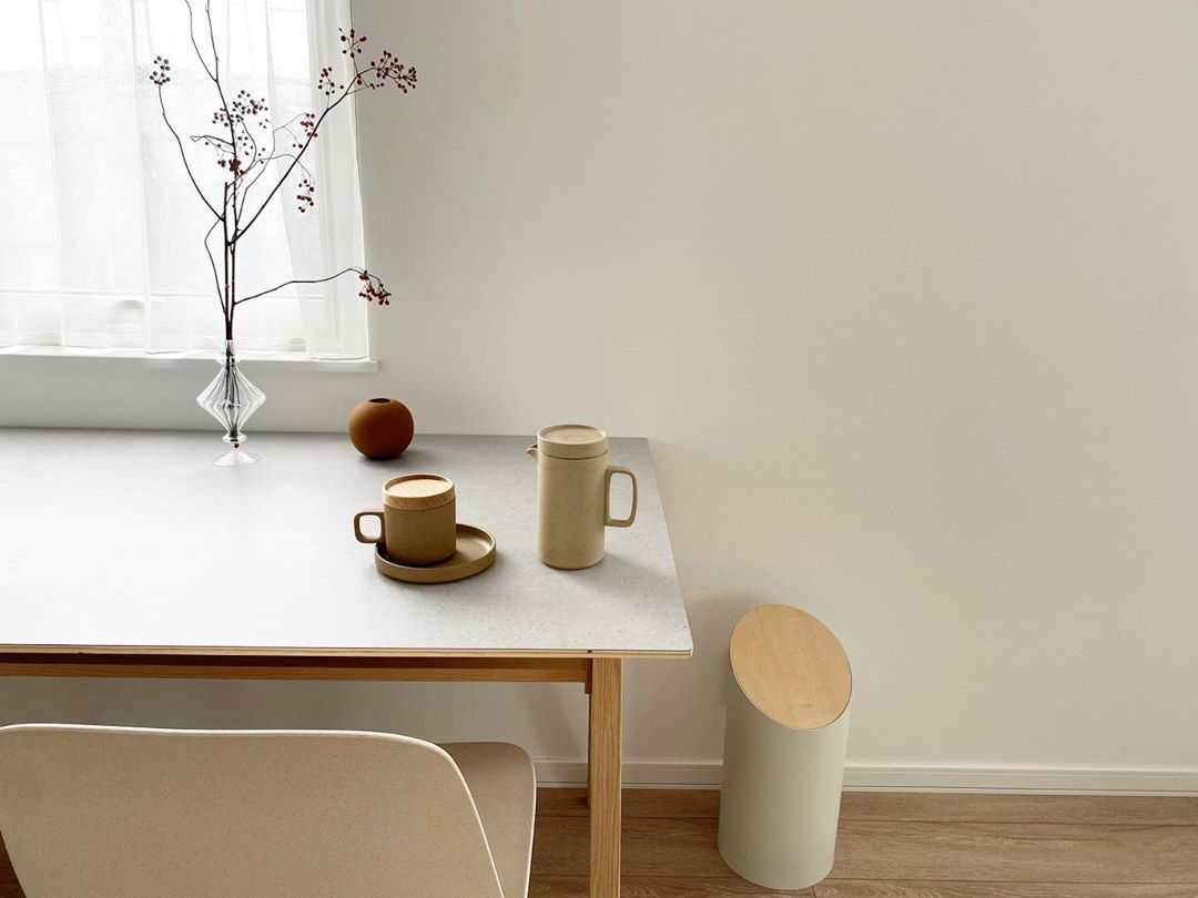 グレーの天板と木目の脚部が北欧風なダイニングテーブル | Francfranc