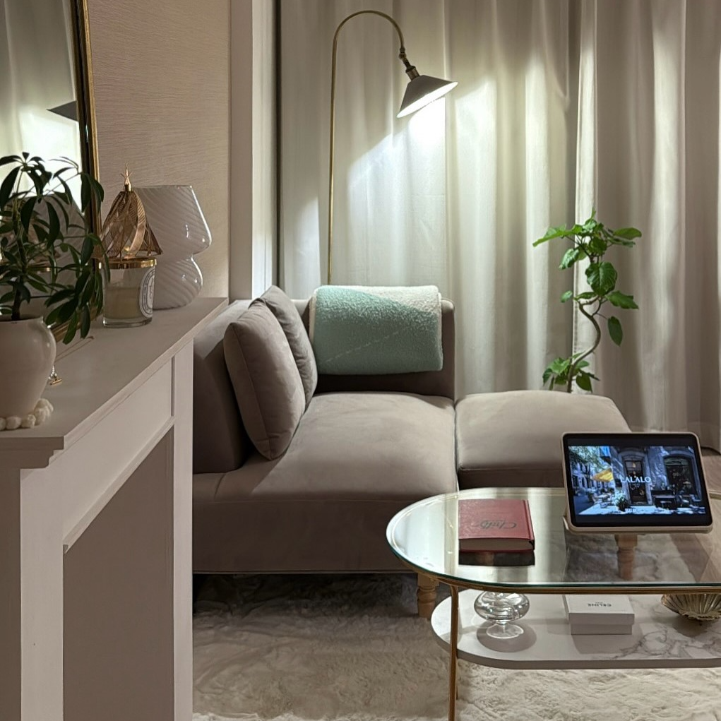 エレガントな空間を演出するコンパクトサイズのコーヒーテーブル