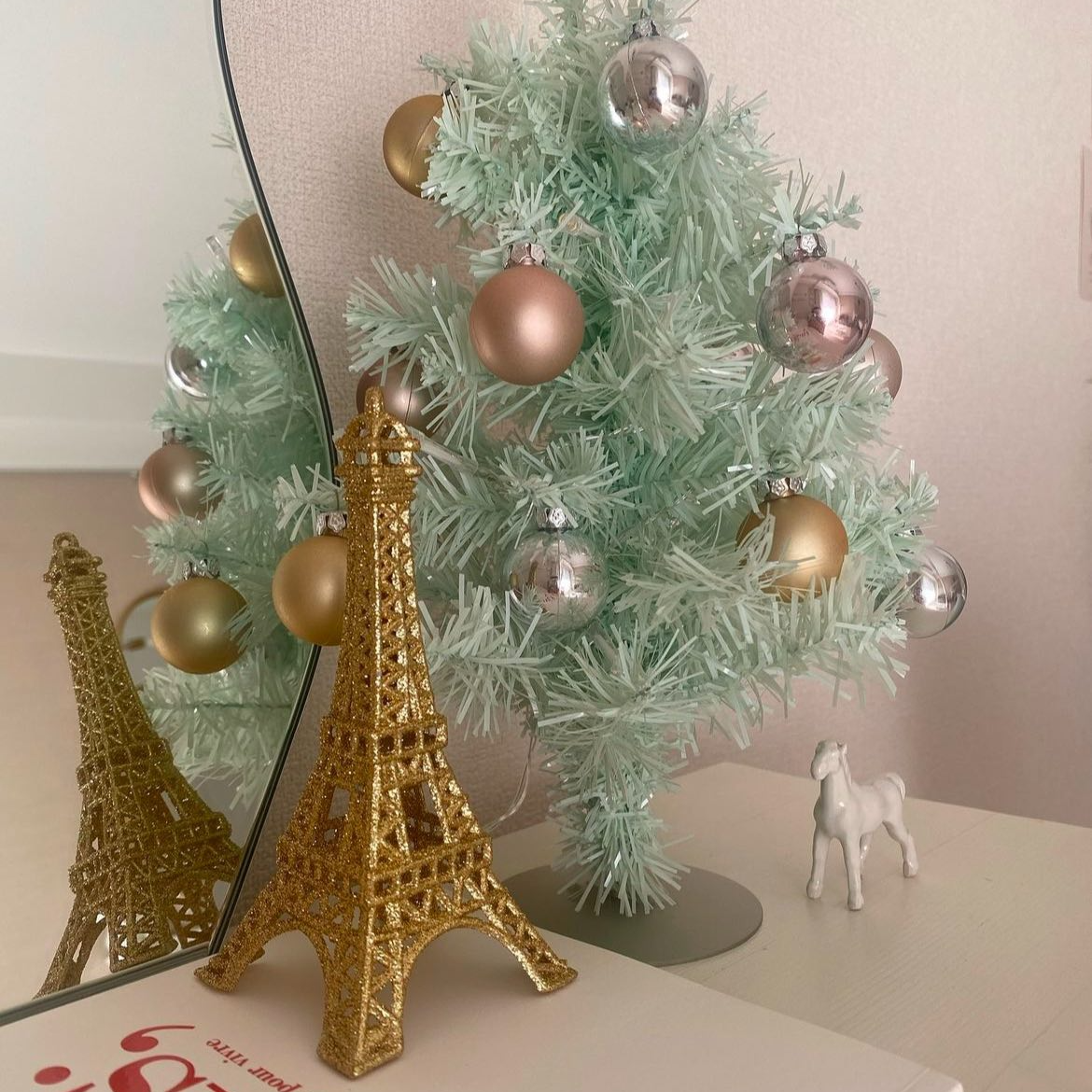 卓上に置けるので小さなお子様がいても安心。ホリデーシーズンを彩る