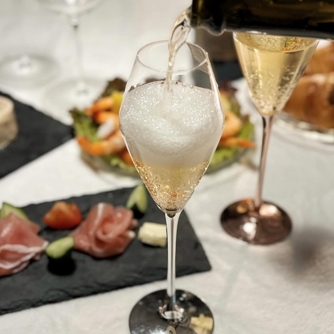 笑顔が集まるテーブルに。パーティーに映えるシャンパングラスで華やかさをプラス