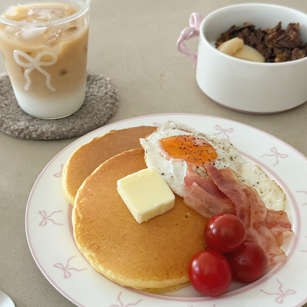 お気に入りに囲まれて、ゆっくり過ごす午後。リボン食器が彩る大人かわいいティータイム