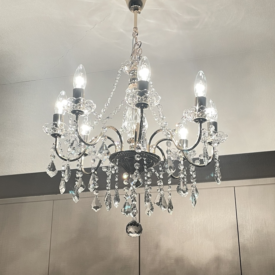 装飾がキラキラと輝き、存在感抜群なシャンデリアで特別な空間を演出 装飾がキラキラと輝き、存在感抜群なシャンデリアで特別な空間を演出