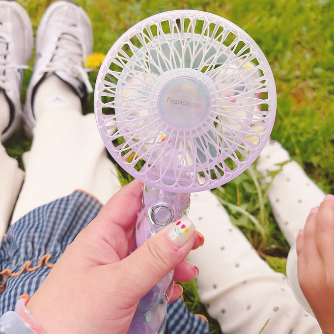 きらめく透明感を持ち歩く、うるちゅるデザインがときめくハンディファンのある毎日