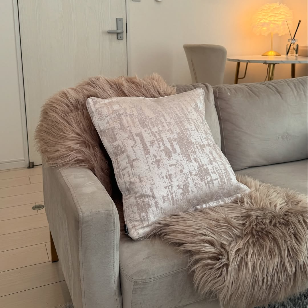 ソファにかけるだけで空間に上質なアクセントを添えるフェイクファー