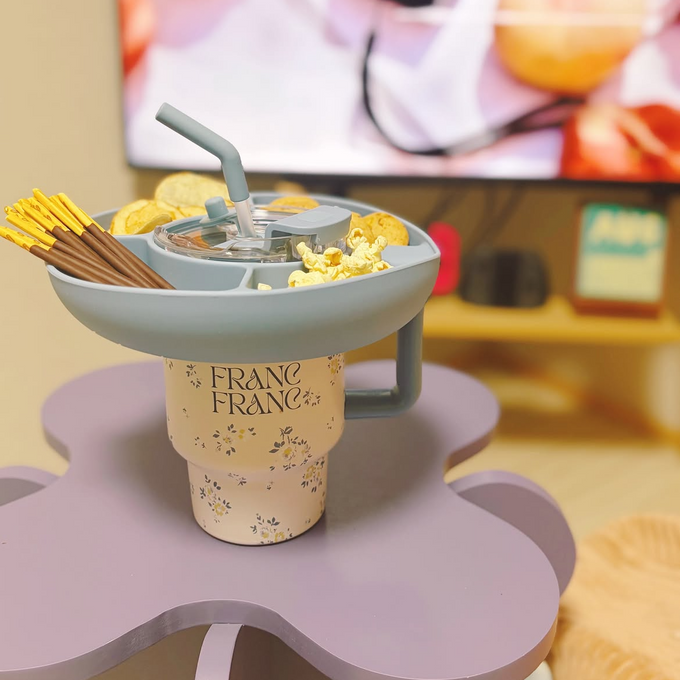 お気に入りの作品と、心ほどける夜。小花柄マグで楽しむおうちシネマ時間