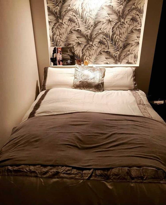 一日の疲れを癒す寝室は、ホテルライクな寝具でリラックスできる空間に
