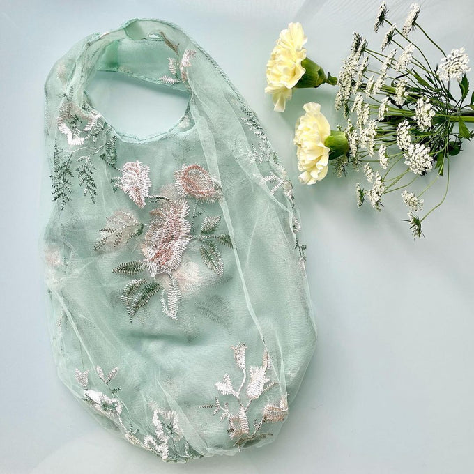 軽やかな春にぴったり。チュールの透け感とお花の刺繍がフェミニンなミニバッグ