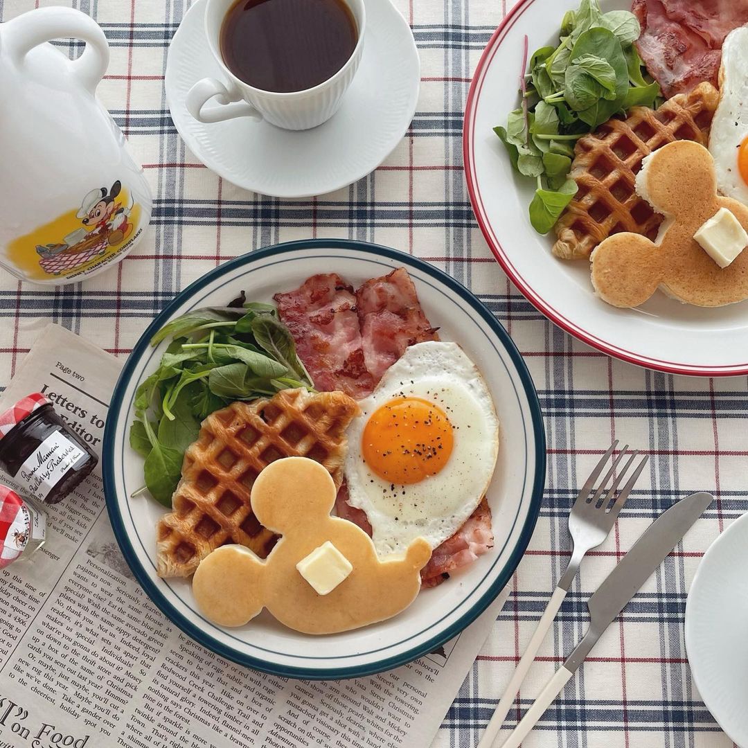 カフェの雰囲気が味わえるラインがアクセントになったプレート