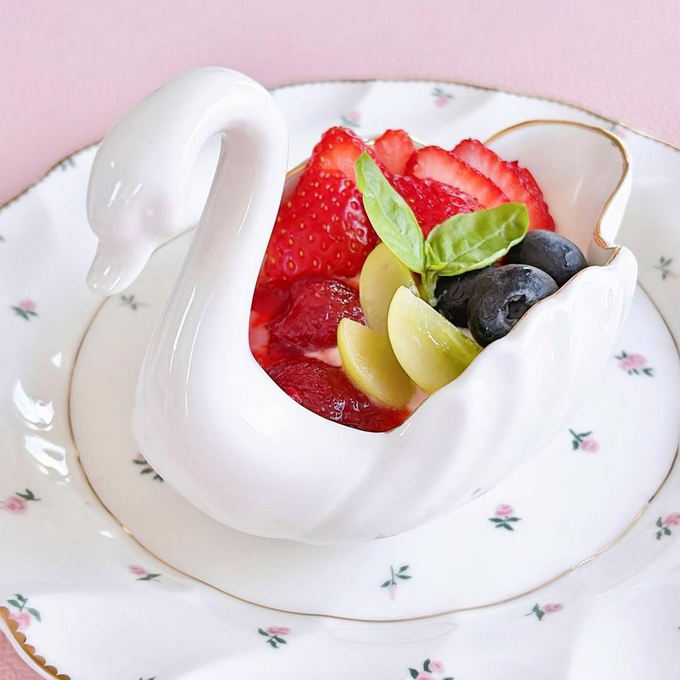 白鳥モチーフのデザートボウルにスイーツを添えて。いつものティー