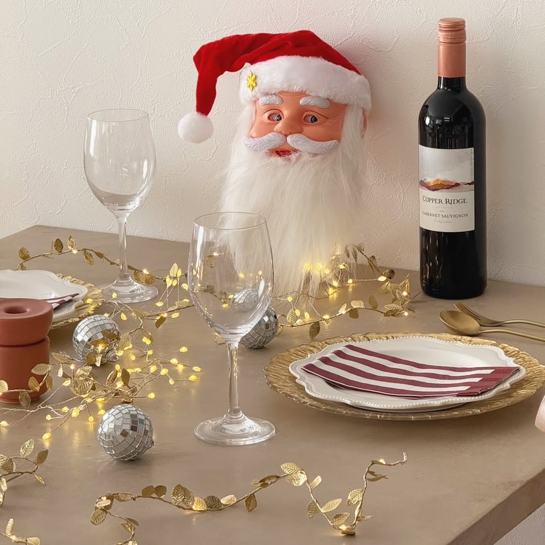 華やかなゴールドのお皿を重ねるだけで一気にクリスマスムードに