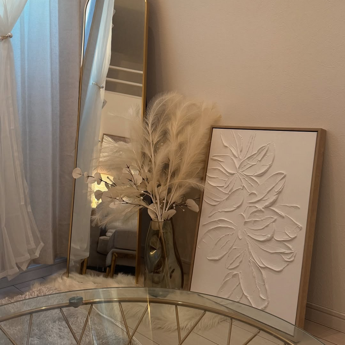 飾るだけでお部屋が華やかな印象に。どんなお部屋にも合わせやすい半立体的なホワイトのアートボード