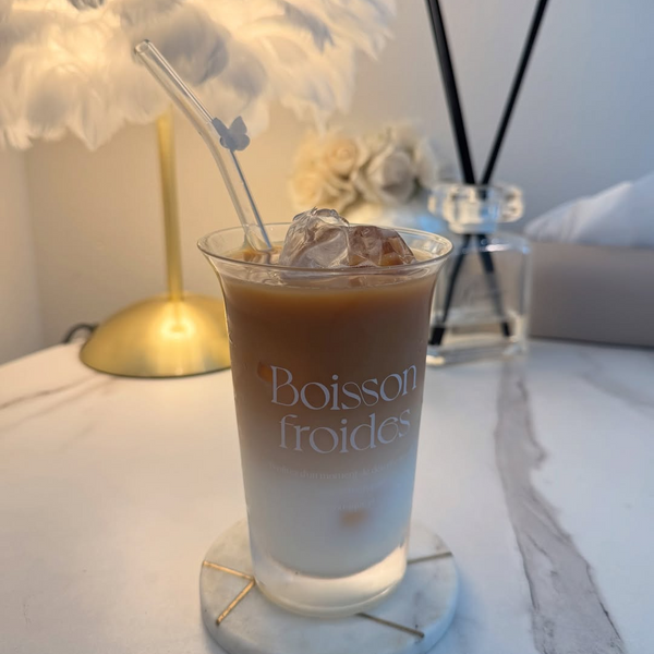 羽ばたくチョウチョと、ガラスのきらめき。映えるカフェタイムに、ときめきを添えて