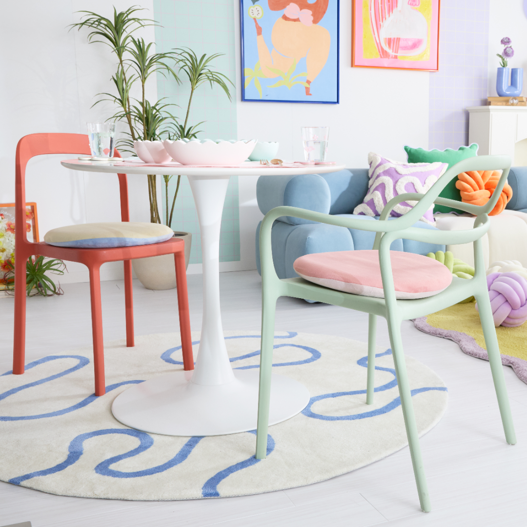 カラフルな家具で食卓を彩るポップなダイニングコーディネート