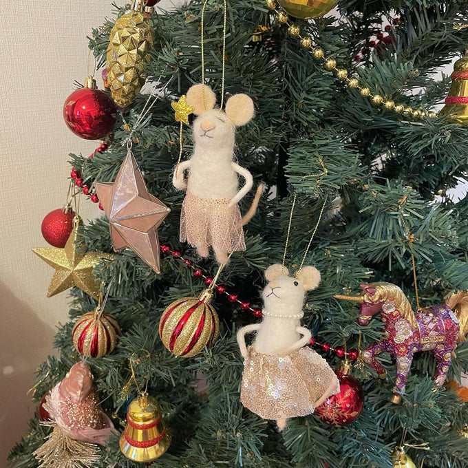 妖精のような可愛らしいねずみのクリスマスオーナメント