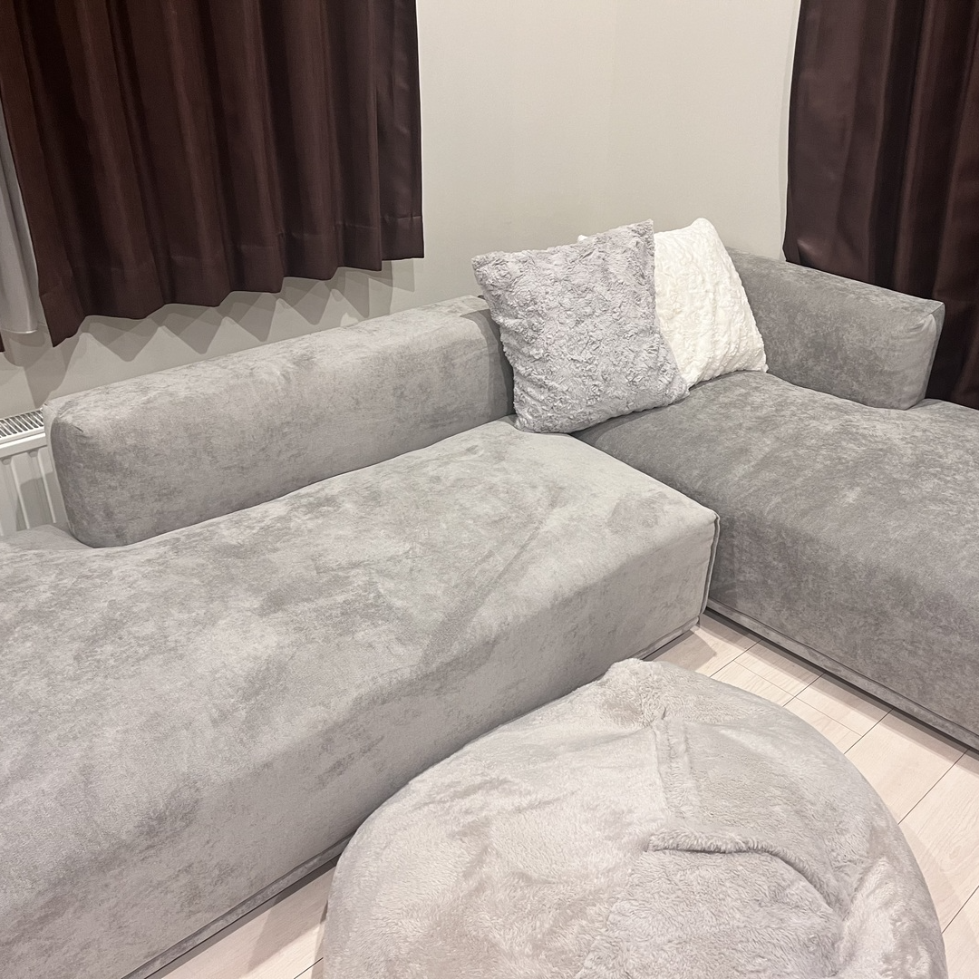 空間を広く見せてくれるローソファで開放的な印象のお部屋に 空間を広く見せてくれるローソファで開放的な印象のお部屋に