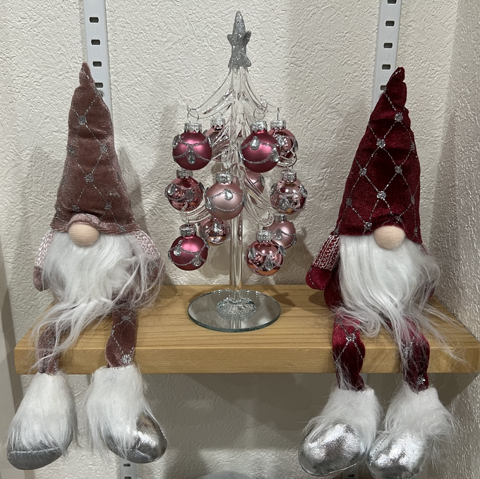 足がぷらぷらするところも可愛い。省スペースの装飾におすすめなクリスマスオブジェ