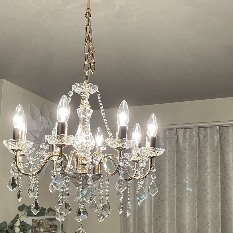 キラキラと輝くシャンデリアに彩られた空間はまるでお城のような キラキラと輝くシャンデリアに彩られた空間はまるでお城のような