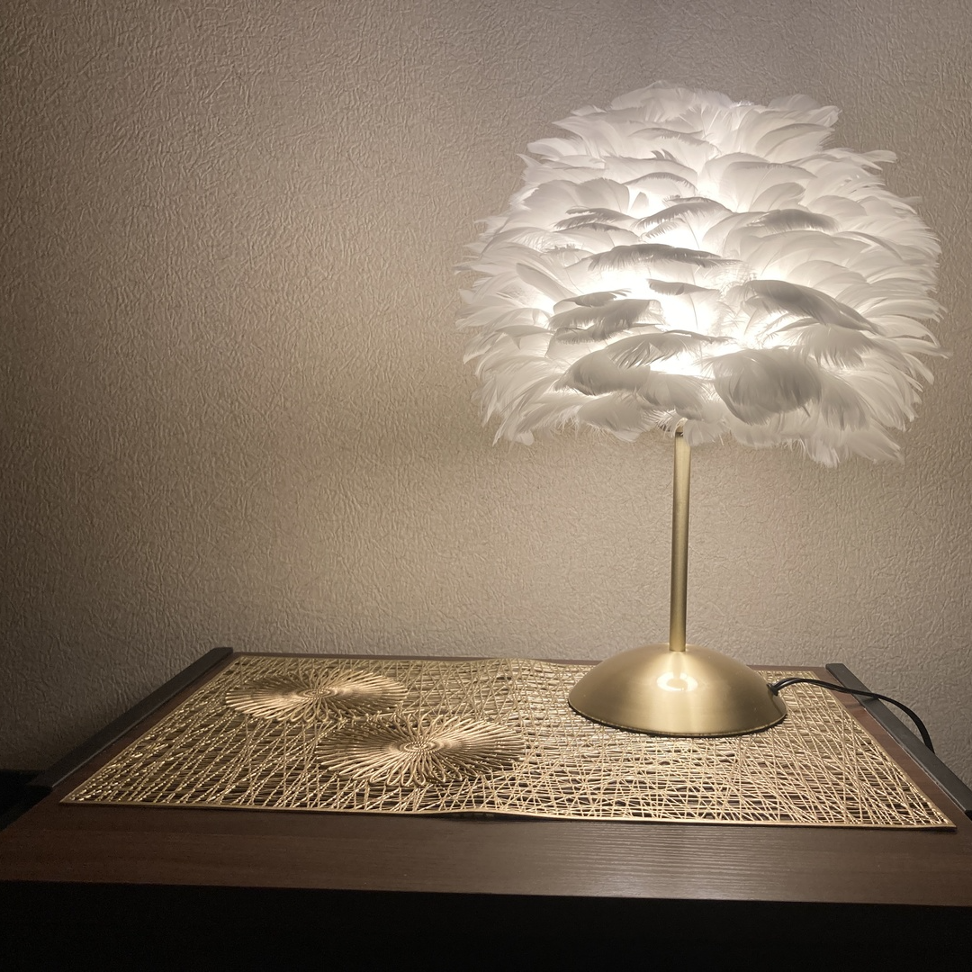 あたたかな光を灯すフェザーランプがベッドサイドをラグジュアリーな あたたかな光を灯すフェザーランプがベッドサイドをラグジュアリーな