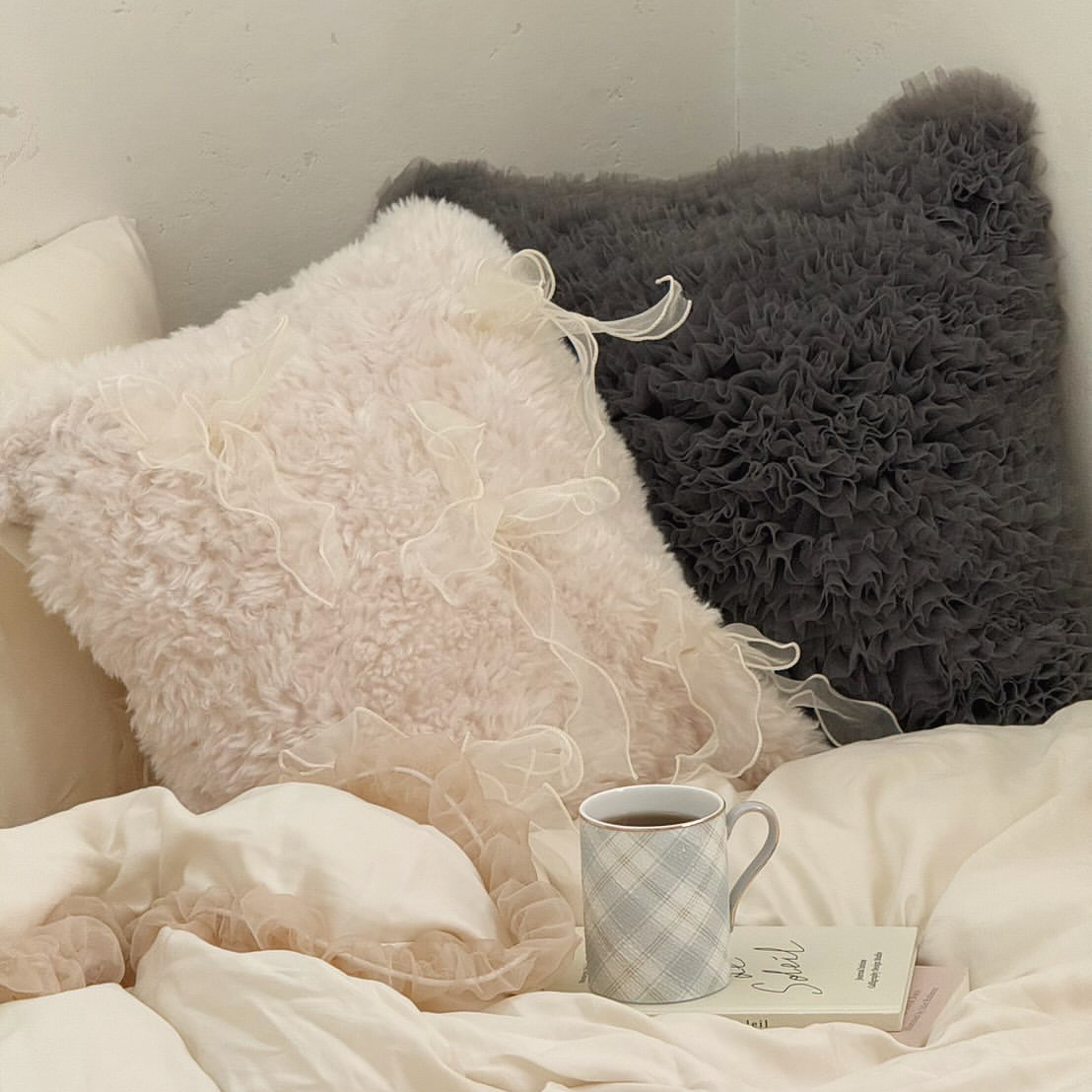 お部屋に秋の余韻を。たっぷりフリルのクッションカバーで楽しむ模様替え