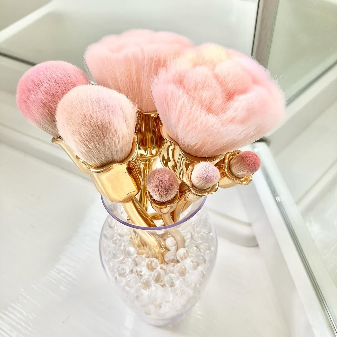 お部屋に置いておくだけで花瓶にも見えるバラのブーケの様なメイク