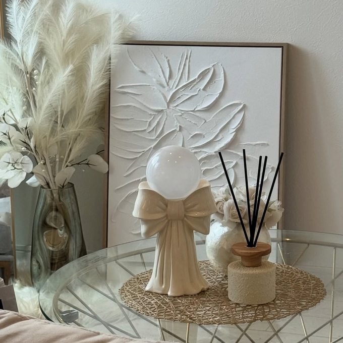 リボンモチーフが可愛い、インテリアオブジェのようなテーブルランプ