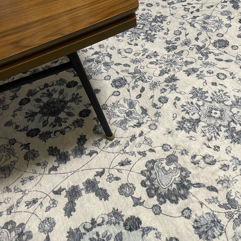 低反発でもっちり、ふわふわで滑らかな肌触りの洗えるラグマット