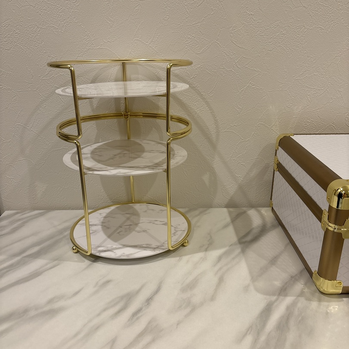 ゴールドのワイヤーと大理石柄の天板が高級感を演出するオーガナイザー ゴールドのワイヤーと大理石柄の天板が高級感を演出するオーガナイザー