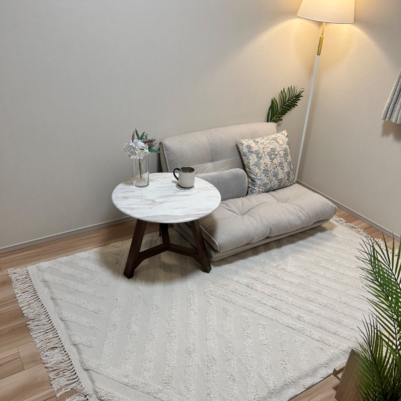 やさしい色合いでお部屋にぬくもりを添える、両端のフリンジが