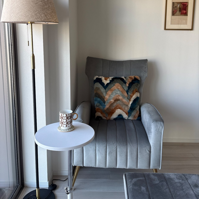 リラックスタイムに寄り添う。手元近くまで差し込めるコの字型デザイン