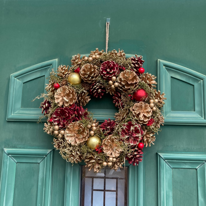 飾るだけでお部屋が一気にクリスマスムードに。華やかに彩るリース
