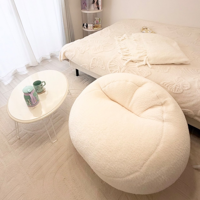 ソファのない一人暮らしのお部屋にも気軽に取り入れられるビーズソファで寛ぎ時間を快適に