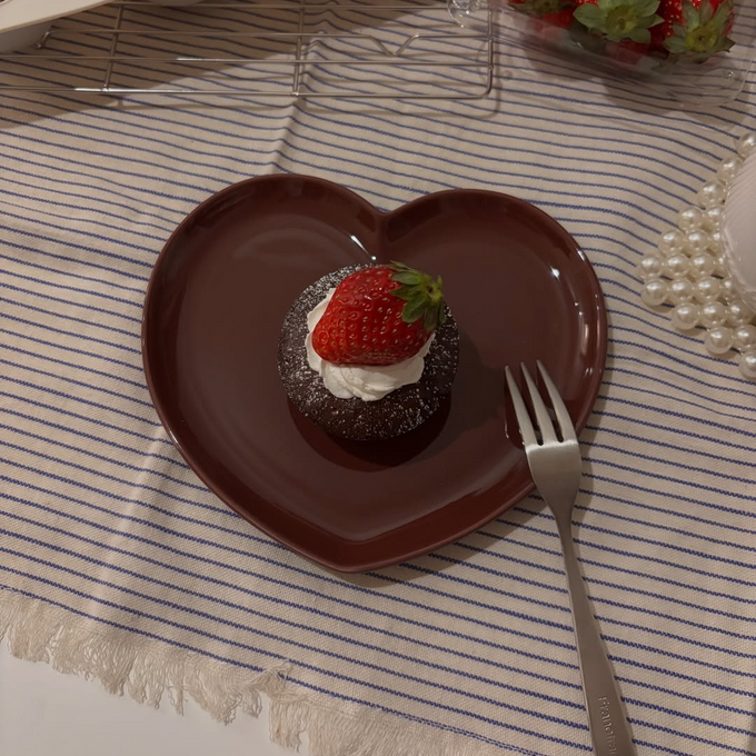 食卓にときめきを。ハート形プレートで楽しむ大人可愛いテーブルコーディネート