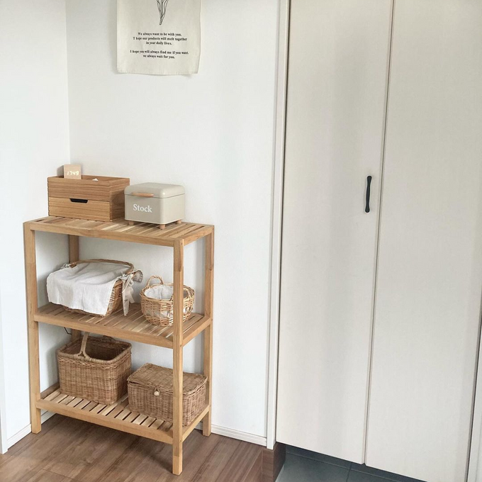 見せる収納を楽しむ。お部屋になじむ木製シェルフで温かみをプラス 見せる収納を楽しむ。お部屋になじむ木製シェルフで温かみをプラス