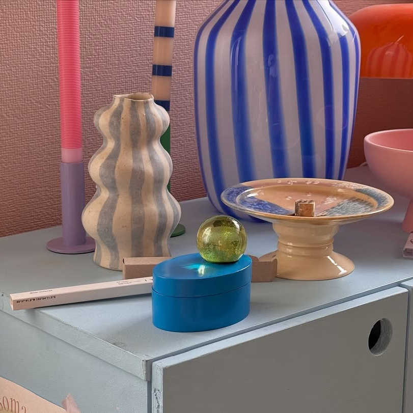 オブジェとしても楽しめる、蓋にスノードームがついた遊び心たっぷりな