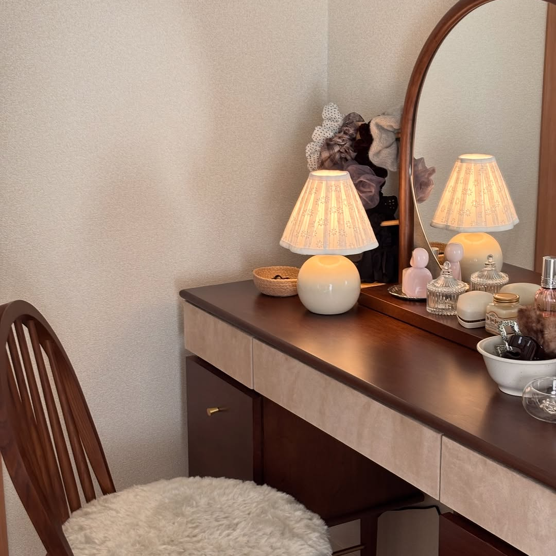 毎日の暮らしにマルチに寄り添う。ドレッサーとデスクを兼ねた一台二役