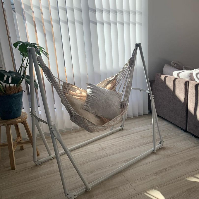 ゆらゆら揺れる座り心地でリラックス。ハンガーラックとしても使える ゆらゆら揺れる座り心地でリラックス。ハンガーラックとしても使える