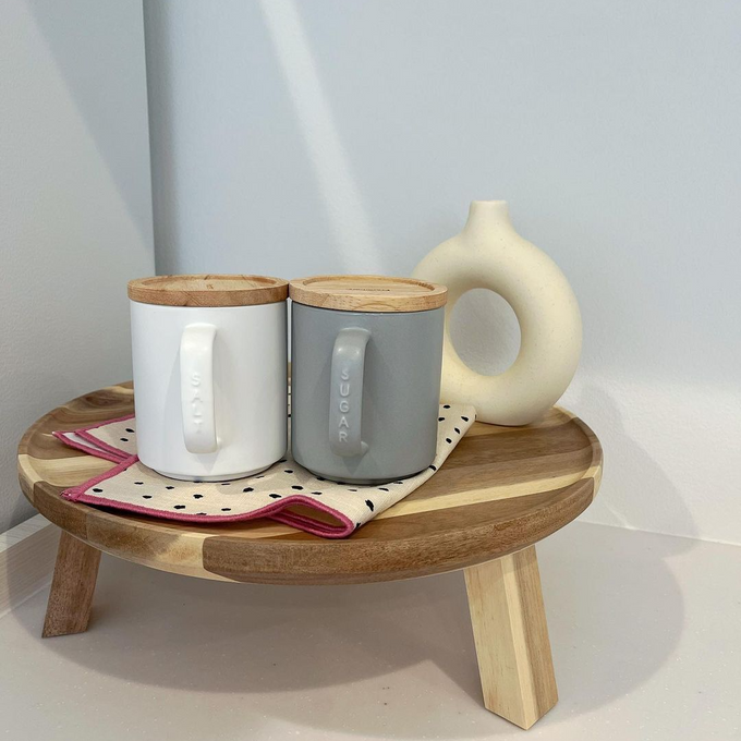陶器の小さじが付いたウッドの蓋がナチュラルな印象の 陶器の小さじが付いたウッドの蓋がナチュラルな印象の
