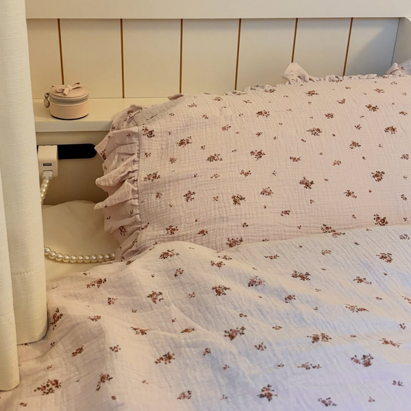 肌に寄り添う心地よさ。ガーゼ素材の小花柄プリント寝具で、毎日の睡眠を快適に