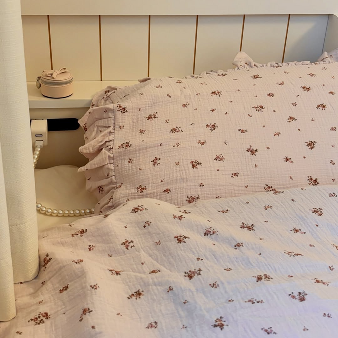肌に寄り添う心地よさ。ガーゼ素材の小花柄プリント寝具で、毎日の睡眠を快適に
